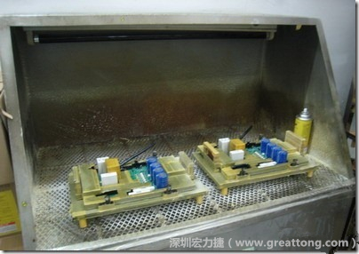 使用噴涂(Spraying)方式作業(yè)conformal coating時(shí)，需設(shè)備抽真空的設(shè)備，否則噴涂的物質(zhì)會(huì)飄散到空氣當(dāng)中，影響人體的健康。