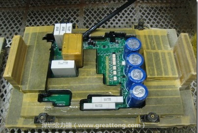 Conformal coating噴涂作業(yè)時(shí)可以使用治具把一些不可以噴涂到的地方及零件覆蓋起來，以免絕緣物質(zhì)噴涂到一些需要作導(dǎo)電接觸的地方。