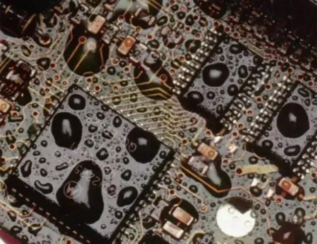 經(jīng)過涂覆工藝后的PCB，在表面形成透明的保護膜，能有效防止水珠和潮氣侵入，避免漏電和短路。