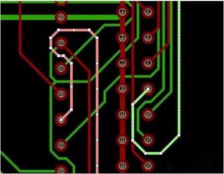 通過自動優化導線形狀消除導線打彎(用線段近似弧線只是為了顯示沒有弧線的任何角度例子)。