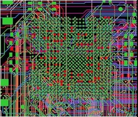 圖18：BGA布線。(頂部)傳統的自動布線器。38個網絡沒有完成布線。(底部)任意角度的拓撲式自動布線器。所有網絡都完成了布線。